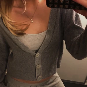 Finstickad kofta från Zara!💖 - Ljusgrå/ gråmelerad stickad kofta från Zara!💖💖