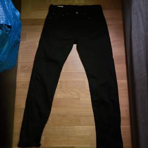 Säljer dessa Slim fit jeans till ett bra pris till skillnad från nypris som var 1100. Dem är i jättebra skick eftersom att jag knappt har använt dem. Dem är köpta från Levis butiken. Storlek L