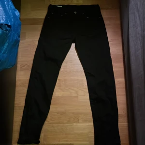 Levis jeans till ett bra pris😁🤝😁 - Säljer dessa Slim fit jeans till ett bra pris till skillnad från nypris som var 1100. Dem är i jättebra skick eftersom att jag knappt har använt dem. Dem är köpta från Levis butiken. Storlek L