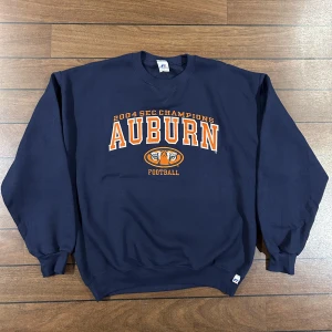 Russel auburn sweatshirt - Snygg vintage sweatshirt i storlek L! Bara att skriva om du undrar över något🙏 Trycket är broderat