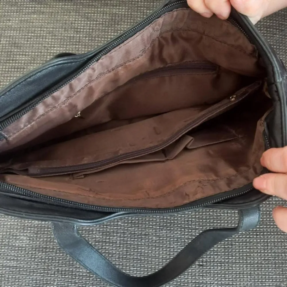 En handväska med flera fickor. Bra skick. Har använt den några gånger. . Väskor.