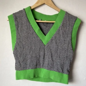 Zara knit vest in black, white and green - Unworn - perfect condition 