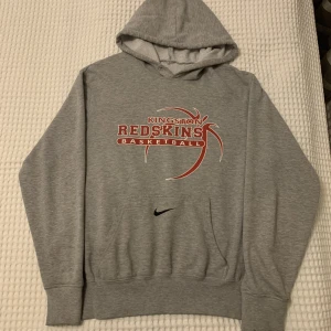 Vintage Nike hoodie, M - Vintage Nike Hoodie i storlek herr M.  Kan fraktas eller mötas upp i Malmö/Lund. Skicka ett meddelande för mått, fitpic eller annat! (Fraktkostnad, 59kr)
