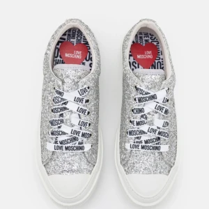 Mochino skor - Mochino skor som är använda fåtal gånger och i mycket fint skick! Säljer pga att de inte används. Nypris 2000kr säljer för 900. Skriv för fler  bilder💕💕