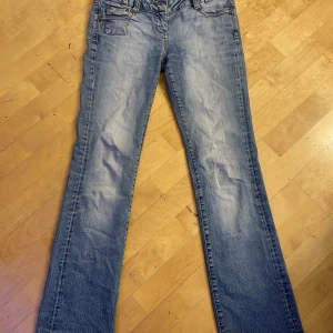 Vintage jeans - Lågmidjade, utsvängda jeans från vero moda. Defekter förekommer (se bild). De passar mig som vanligtvis har W26 L31. Tryck ej på köp nu.  