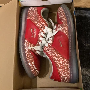 Sb dunk low sting water  - Dom är använda fick dom av en kompis kommer inte sälja dom för högt pris dom är också sköna 