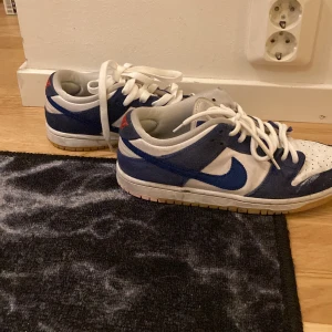 Sb dunk low la dodgers  - Dom är använda och skejtade det kommer med ett coolt skosnöre har inte og boxen men jag har en annan kommer tvätta dom om någon köper dom