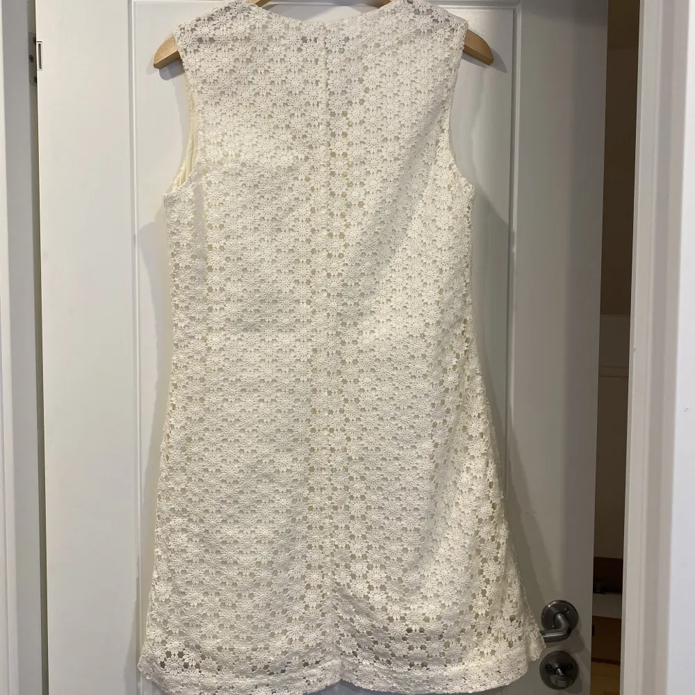 Jättefin klänning från &OtherStudios i storlek 40. Säljer pga av att den var för kort för mig tyvärr. Om du har några frågor eller vill se fler bilder är det bara att skriva. 😊. Klänningar.