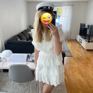 Studentklänning - Säljer den här fina klänningen perfekt till studenten. Storlek 40✨ jag är 175 cm Säljer för 500 köpt för 900. Aldrig använd, lappen är kvar