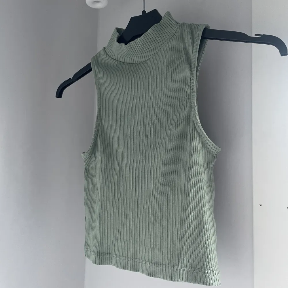 Säljer detta gröna linnet från lager 157! Köparen står för frakten!💕. T-shirts.