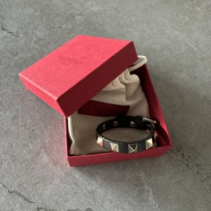 Valentino armband - Svart äkta valentino armband, boxen ingår. Säljer för jag knappt använt det