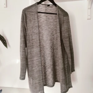 Finstickad cardigan - Ljusgrön(sage)kofta.