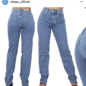 Adsgn jeans  - Säljer dessa jeansen från adsgn som inte kommer till användning längre. Jättefint skick då de knappt är använda💙 Storlek xxs men passar mig bra som brukar ha 26,27 i midjemått på andra jeans.