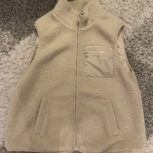 Teddy väst - Använd typ 2 gånger, så är i jätte bra skick.👌🏼😁