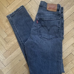 Levis 501 jeans - Levis 501 storlek 24/30. Har bara använts vid ytterst få tillfällen. Skriv för fler bilder eller frågor! Rensar garderoben så kolla gärna in min profil🌈