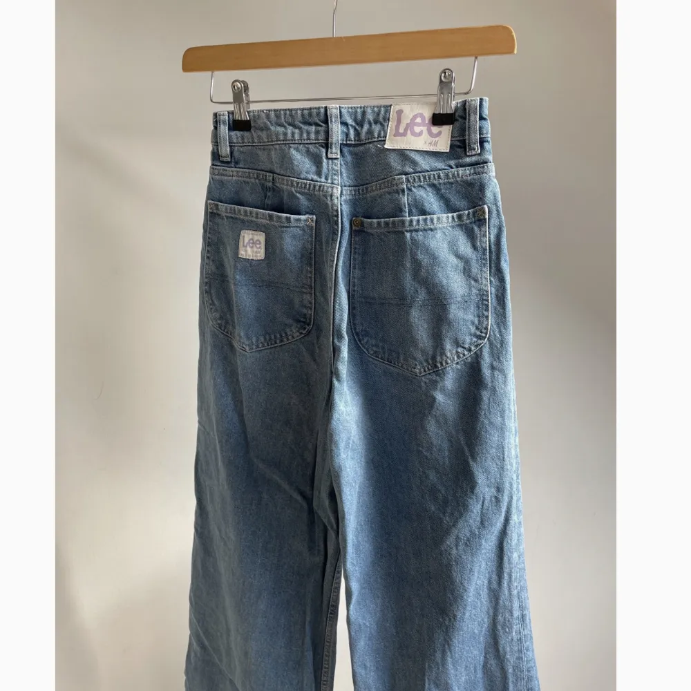 Jeans i superfint skick endast använda två gånger, kommer från HMs slutsålda kollektion med LEE, köparen står för frakten & betalning sker via Swish. Skickar gärna fler bilder!!. Jeans & Byxor.