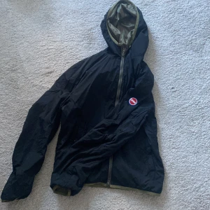 Colmar regn/vindjacka - Hej, säljer nu min regn/vindjacka från colmar, den är vändbar så man kan vända på den beroende på vilken färg man vill ha, jackan är i mycket bra skick inga fel på den. Org pris ligger strax över 2000kr, hör av er vid mer frågor och funderingar.