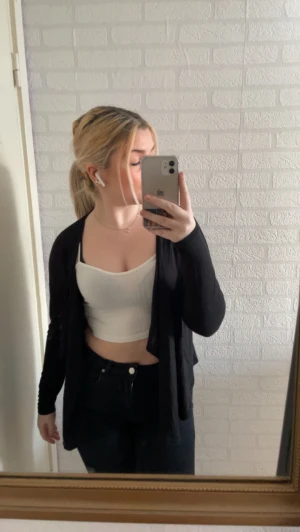 Tröja och kofta - Säljer detta i 2 pack då de är snyggt ihop, kläderna går att få var för sig 