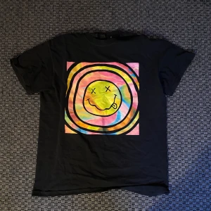 Nirvana Merch t-shirt - Säljer min Nirvana tischa (köpt från Zalando) då jag aldrig har använt den då den inte passat min stil. Den är storlek S men sitter ändå luftigt o nice på mig som är 184cm. Som sagt var använd ca 2 gånger.