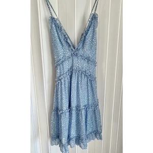 Volang klänning - Säljer dennna superfina klänning som inte används🤍Har öppen rygg med dragkedja, fler bilder finns privat!