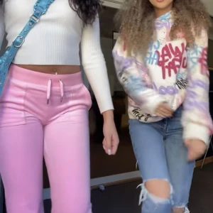 Graffiti hoodie - Helt ny. Varm hoodie i design av graffiti med olika färger. Jätte cool tröja.