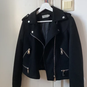 Mockajacka i storlek M (passar S) - Mockajacka från Chelsea för 100kr! Jag är vanligtvis en S men denna som är M passar perfekt. Den är använd men är i otroligt bra skick. Kommer även tvättas innan den skickas iväg🌸 Anledning: rensar garderoben och vill testa Plick :)
