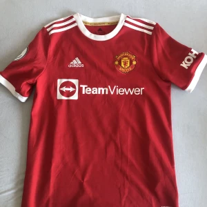 Ronaldo t shirt man utd  - Säljer den höra t shortsen av Ronaldo eftersom jag inte använder den och har bara använt den 1-2 gånger annars helt ny kan se i skick också 
