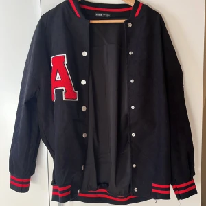 Tunn jacka  - Fin tunn jacka perfekt för sommaren. Den missar tyvärr den första knappen. Pirater går att diskutera 🥰🫶🏼❤️