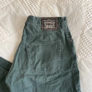 Levisjeans - Mörkgröna skitsnygga levisjeans som tyvärr är för stora för mig