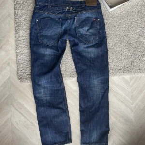 673 Fashion Factory-jeans - Mörkblåa jeans från 673 Fashion Factory i väldigt fint skick utan hål och fula fläckar❗️Storlek W33 L32, köpta från män-avdelningen. 