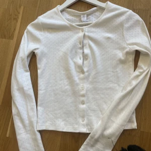 Stickad topp - Stickad topp med knappar i storlek XXS (passar större) helt ny med prislapp. 
