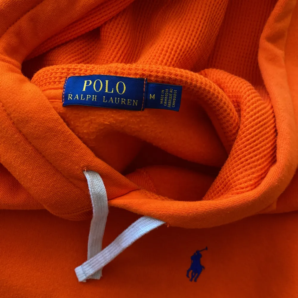 En Polo Ralph luaren hoodie som är nästan helt oanvänd. Använd ett fåtal gånger då den bara är tvättad en gång. Riktigt fin i färgen och fläckfri. Skulle beskriva denna som i riktigt nyskick. Hoodies.
