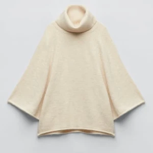 Stickad tröja - Säljer denna fina stickade tröjan från zara, den är använd en gång så den är helt i nyskick. Den är trekvartärmad och med en snygg polo. Hör av er om ni vill ha fler bilder hur den sitter på eller vid frågor! Frakten tillkommer 😊💕