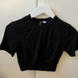 T shirt från H&M med en knut på framsidan. Storlek S. För mer bilder eller information så är det bara att höra av sig 😊