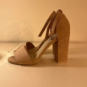 Klackskor - Ljus rosa klacksor från Nelly i storlek 35, använt 1 gång 