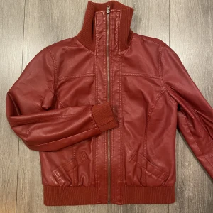Röd skinnjacka - Supersnygg röd skinnjacka! Passar som en S💕 den har några repor, går att se lite på sista bilden