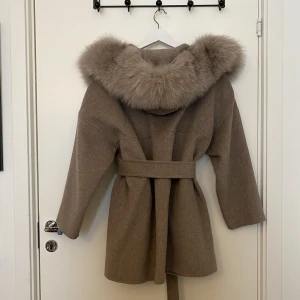 Ullkappa med päls - Säljer nu min jättefina ullkappa med äkta päls då den inte kommer till användning. Kashmirullblandning med krage av rävpäls. Stl XS men eftersom det är oversized är den mer som en S.  Helt i nyskick!  Skriv för fler bilder eller vid frågor 🤍