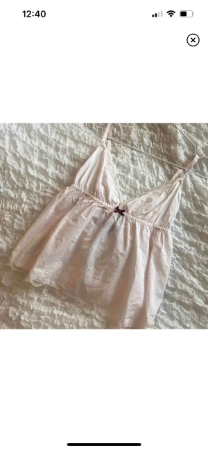 odd molly - säljer mitt ljusrosa linne ifrån odd molly! storlek 0 som motsvarar xs-s och det är även justerbara band. nypris låg på ca 500kr köparen står för frakten!💕kommer je till användning längre (lånade bilder av förra ägaren)