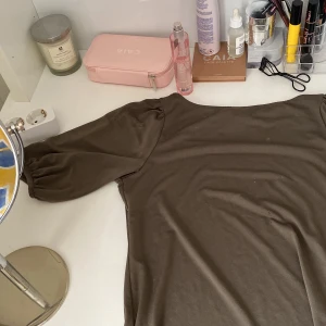 Brun blus!💗 - Fin brun blus! Köpt för ca 2-3 år sedan💗 använd 10 gånger kanske?🫶🫶🫶