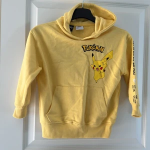 Hood tröja Pokémon strl 6 - Helt ny Hood från zara strl 116/6 år  Köparen står för frakten