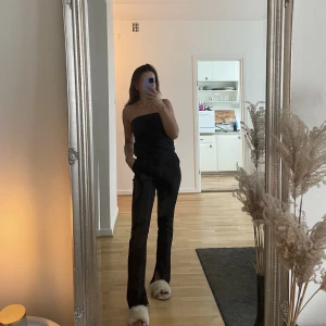 Kostymbyxor - Svarta kostymbyxor med vita ränder ifrån NA-KD. Storlek 36. Bra skick 