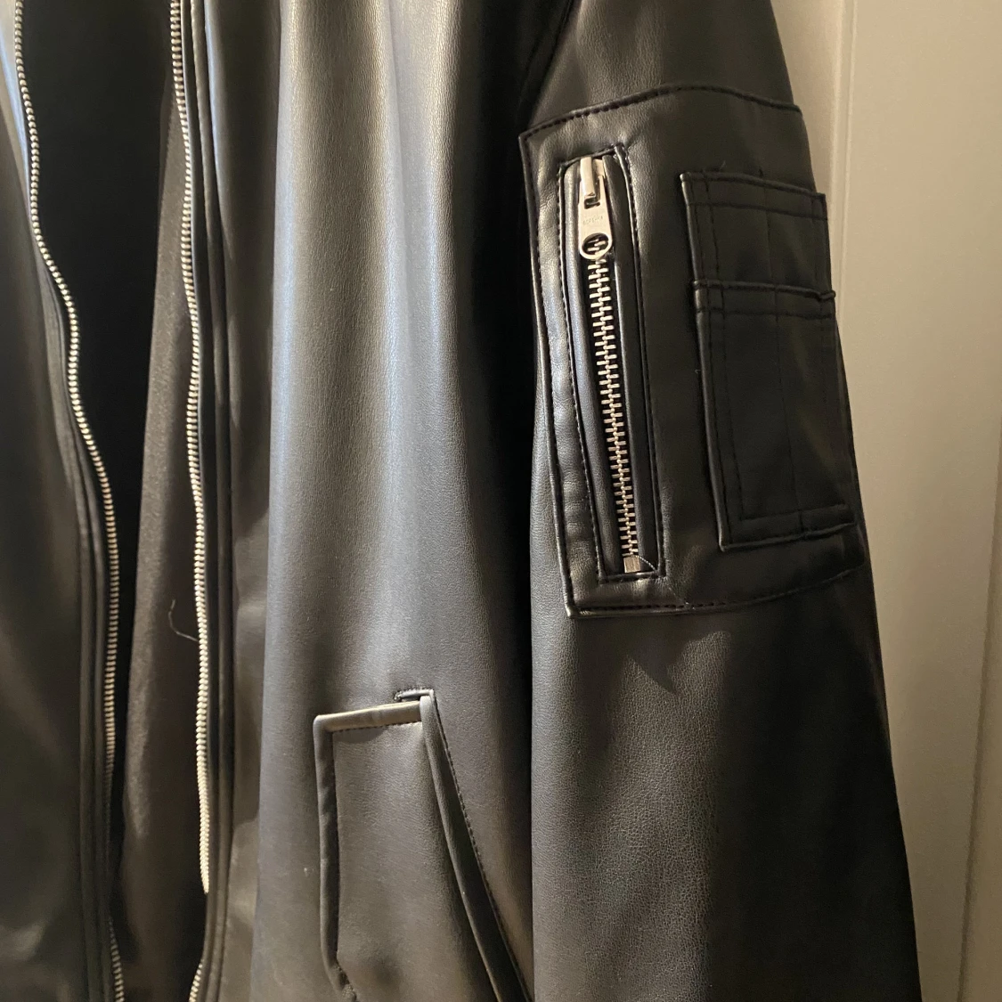 Bomberjacka i PU med detaljer - 91