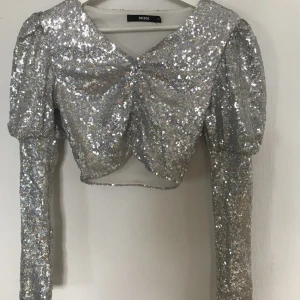 Paljett topp - Perfekt top till fest! Magkort topp i paljett med puffärm och urringning🌟