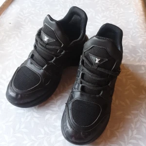 Louis Vuitton sneakers - Knappt använda, svarta Luis Vuitton Archlight, köpta juni 2022. Storlek 37 (liten)  Ordinarie pris 13.795;- Säljes pga storleken, mer en 36.5 Utgångspris 2000, eller högstbjudande