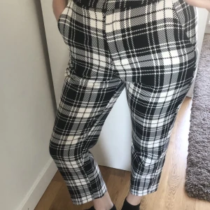 Rutiga kostymbyxor  - Svart/vit rutiga kostym byxor i petite (lite kortare vid fotleden).  Storlek: 34  Märke: ASOS Petite Använd några gånger, men i fint skick 