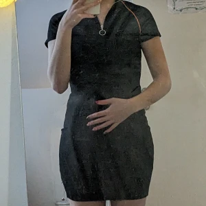 Snygg klänning  - Använt en gång! Har detlj med orange på axlarna och dragkedja🤍 pris kan diskuteras!