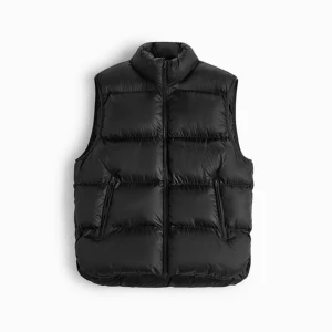 Zara väst - Säljer en väst från Zara. Använd cirka 10/20ggr. Ser helt nå ut! Ord priset är 399kr, säljer för 199❤️plus frakt!