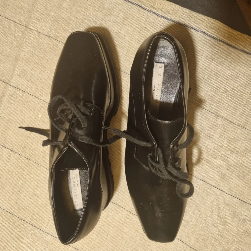 These are a Stella McCartney staple. They are more casual with black soles.  There is a scratch at the front of the right shie, barely noticeable. . Skor.