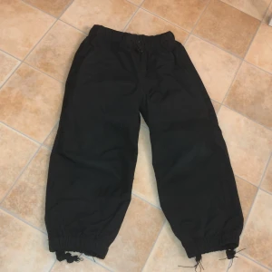 Vindbyxor - Vindbyxor som är hela. Endast banden där nertill som tyvärr gått av.