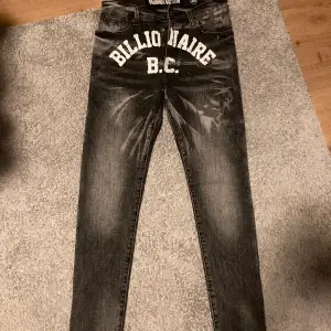 Jätte feta jeans från USA. De är slim fit i storlek 30 och har en snygg design som sticker ut. Jag köpte dem av misstag i fel storlek och har bara provat på dem. De finns inte att köpa i Europa så det är grymt pris på dem. Fri frakt vid snabb affär.